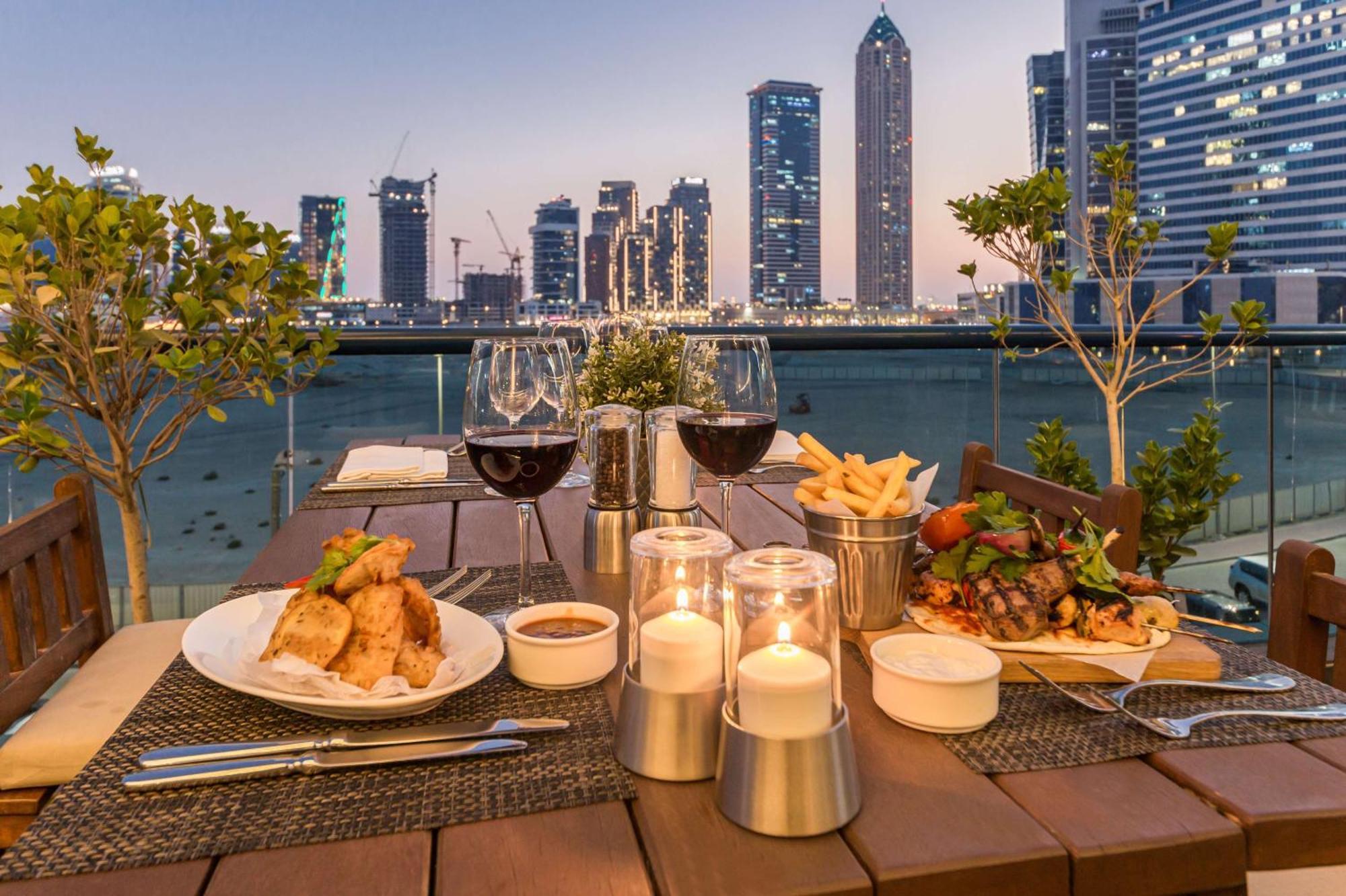 Radisson Blu Hotel, Dubai Waterfront Esterno foto